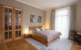 Executive 2-Bdrm Central Suite